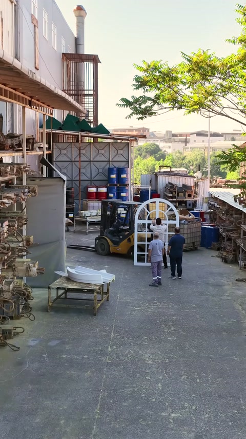 La squadra dell’officina prepara il sollevamento della grande finestra decorativa