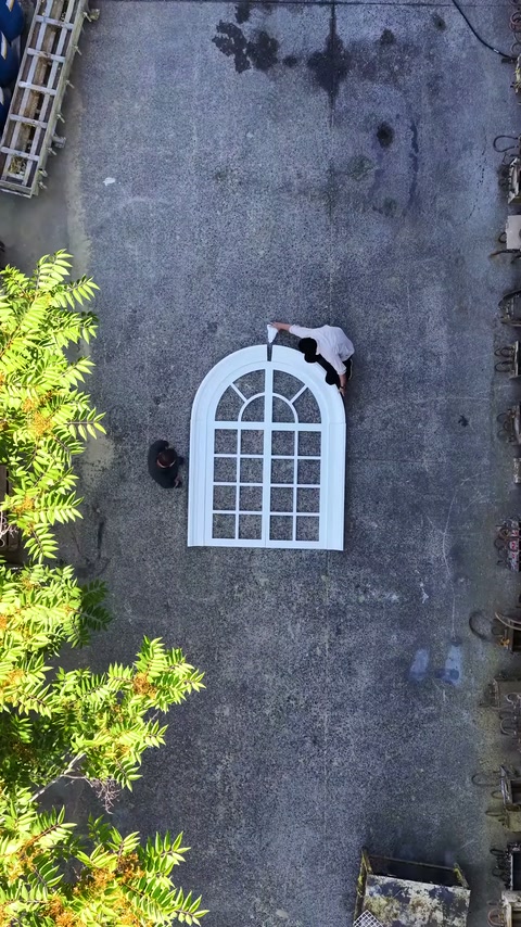 Un lavoratore allinea una sezione di stipite esterno accanto alla cornice ad arco