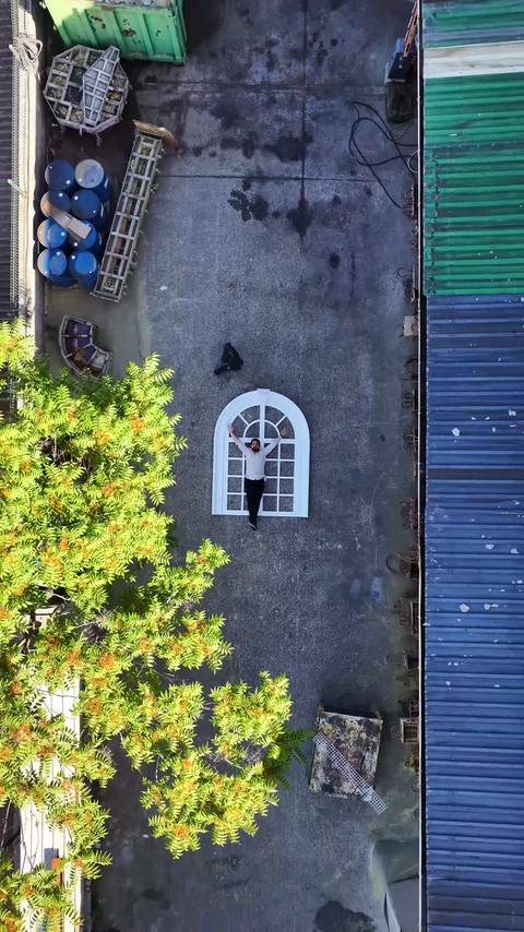 Un'inquadratura aerea in salita centra la finestra ad arco all'interno del cortile