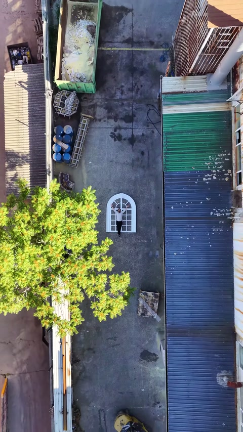 Il drone sale sopra il cortile contenente l'assemblaggio della finestra completato