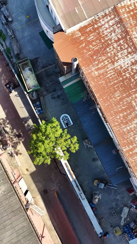 Una vista aerea elevata rivela il cortile del laboratorio tra i tetti circostanti