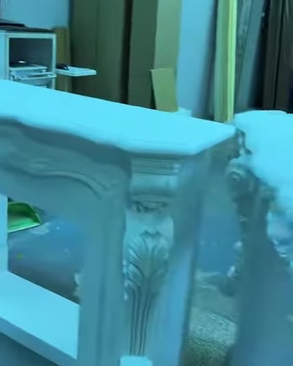 Şömine ayağındaki yaprak motifleri ve kabartmalı süsleme ayrıntıları