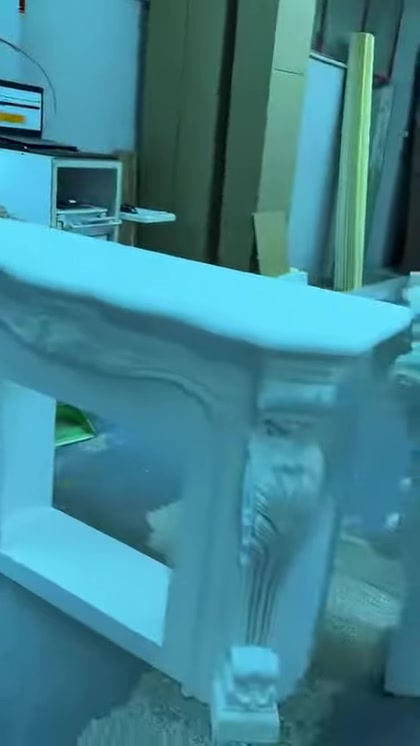 Klasik şöminenin yaprak motifli ayağı ve kalın üst tablası