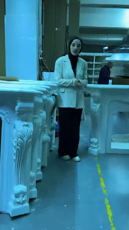 Il supervisore indica con la mano il modello camino con ampio piano superiore