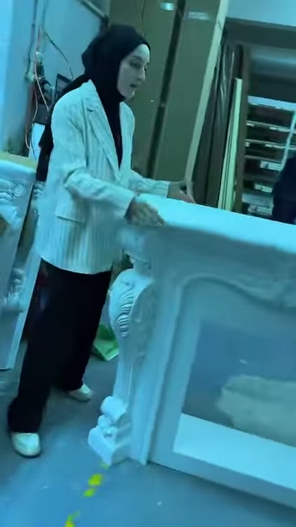 Il piano dritto del modello camino e la decorazione dello spigolo curvo spiccano