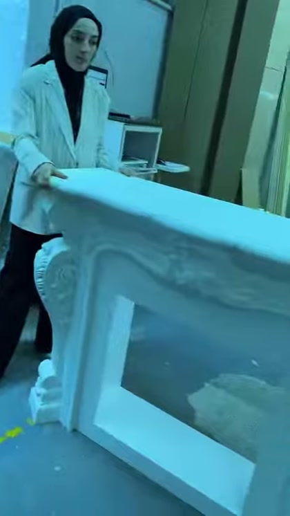 Il piano superiore sporgente del camino con apertura rettangolare riempie l'inquadratura