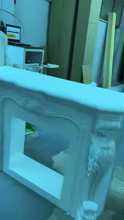 Il piede camino laterale in rilievo e l'angolo superiore del camino bianco sono esaminati