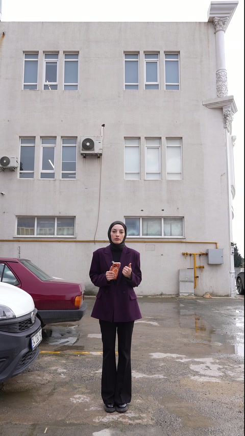 Düz cepheli yapının önünde sunucu tasarım öncesi durumu açıklıyor