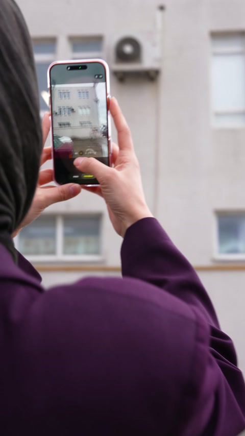 Cephe tasarımı için çok katlı bina telefon kamerasıyla kaydediliyor