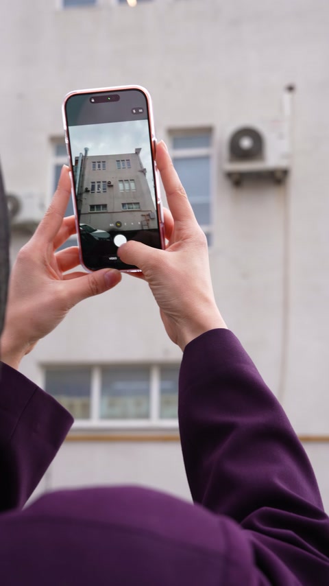 Sunucu cephe ayrıntılarını telefonla dikey kadrajda kayıt altına alıyor