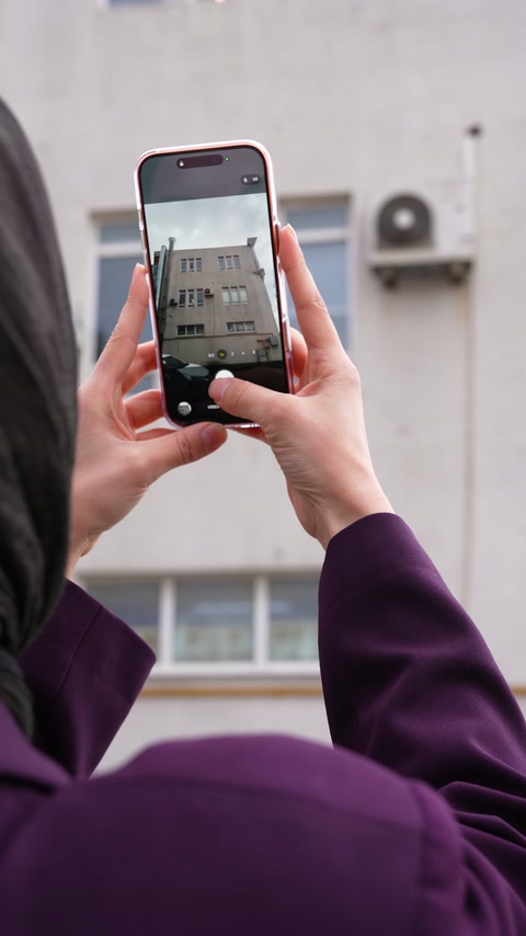 Telefon kamerası mevcut pencere düzenini ve duvar yüzeyini gösteriyor