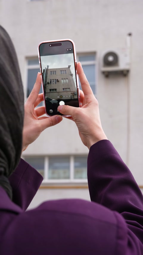 Süsleme öncesindeki dış cephe telefonla karşıdan görüntülenmeye devam ediyor
