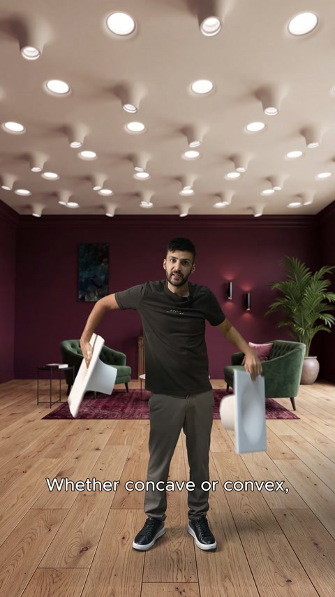 Il presentatore mostra due diversi elementi quadrati a soffitto in una zona living moderna