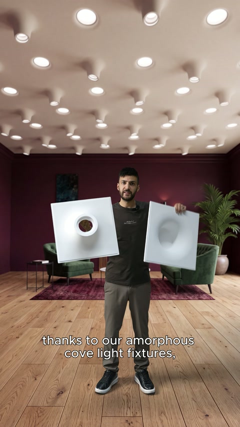 Apparecchi quadrati a soffitto con curvature interne ed esterne vengono confrontati nelle mani del presentatore