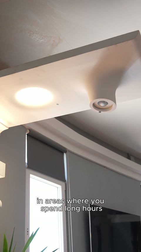 Un elemento circolare luminoso e una sporgenza amorfa sono visibili al soffitto sopra la finestra