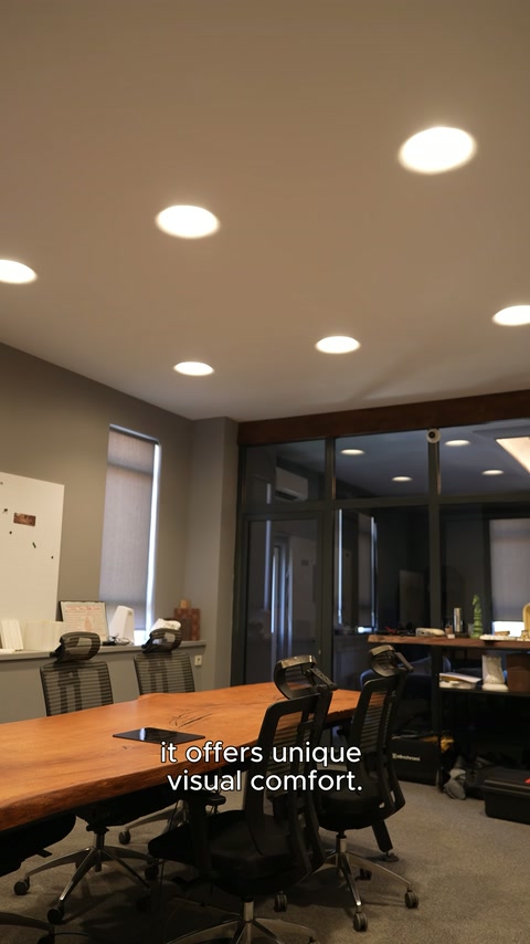 Aperture circolari luminose aggiungono un aspetto dinamico al soffitto dell'area riunioni