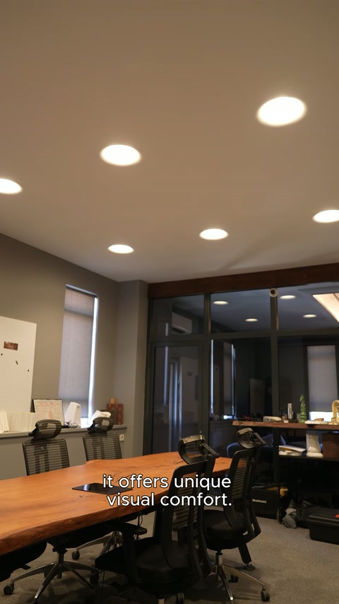 Elementi di illuminazione ricurva sono allineati al soffitto della zona riunioni dell'ufficio