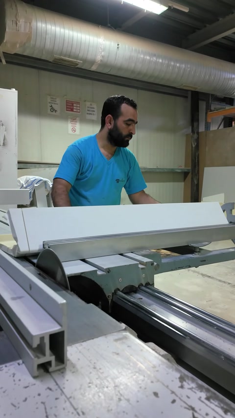 Elementi lisci in poliuretano vengono preparati per la produzione sul banco da taglio