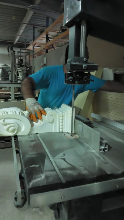 Un lungo profilo bianco viene lavorato a macchina per diventare un componente del camino