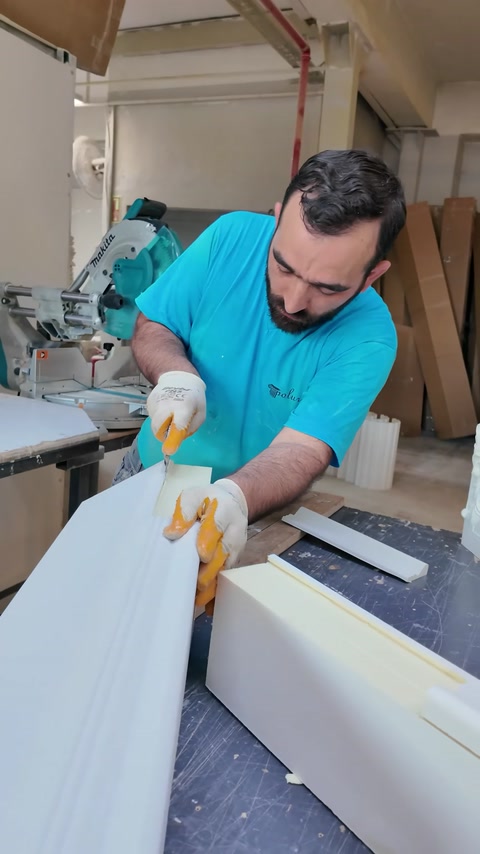 I bordi del pannello del camino vengono rifiniti con cura usando un utensile manuale