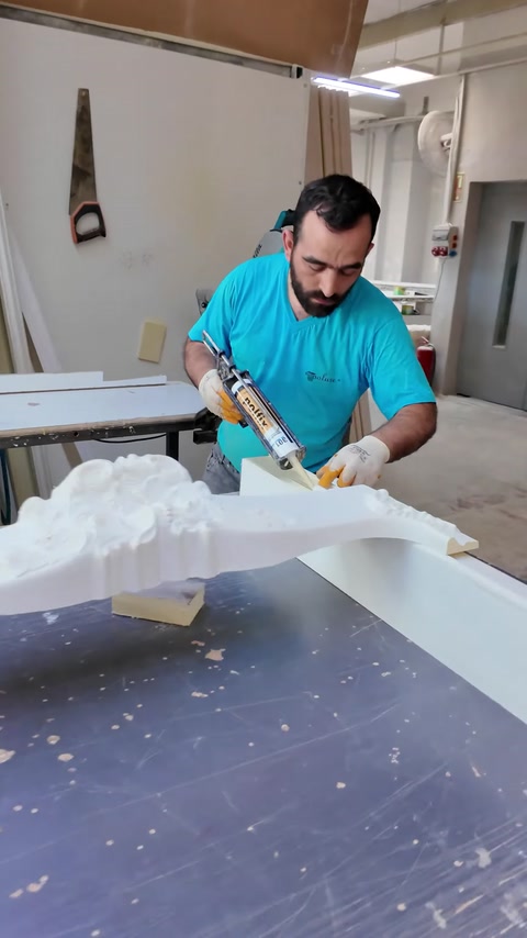Un elemento superiore decorato viene posizionato sulla struttura del camino