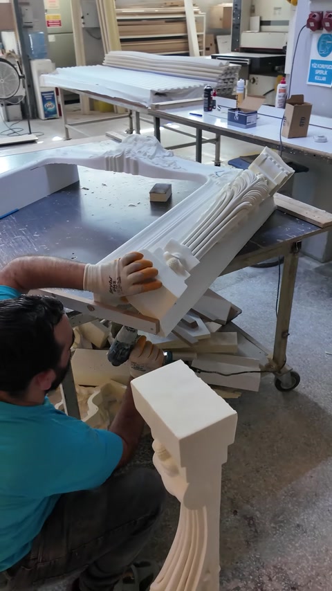 Un elemento scanalato a forma di colonna viene unito a un blocco angolare
