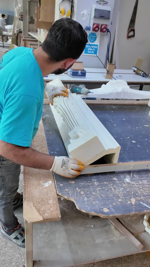 Viene eseguita una lavorazione superficiale su una gamba verticale scanalata del camino