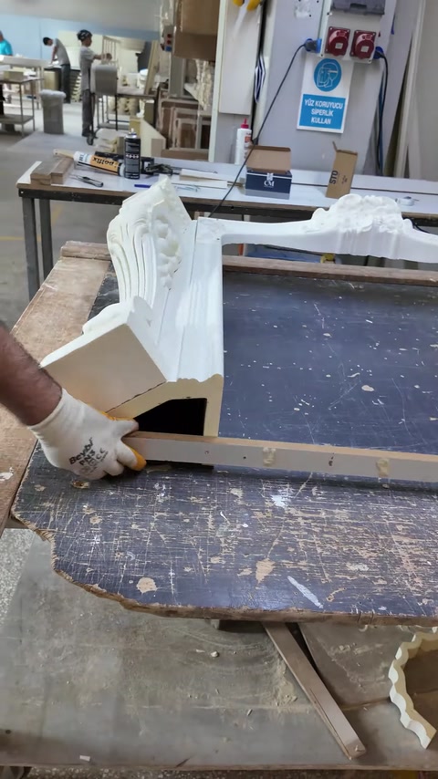 La giunzione tra la gamba decorativa e la mensola viene controllata sul banco da lavoro