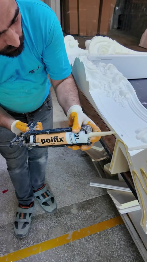 Un materiale di riempimento viene applicato con una pistola sul punto di giunzione decorativo