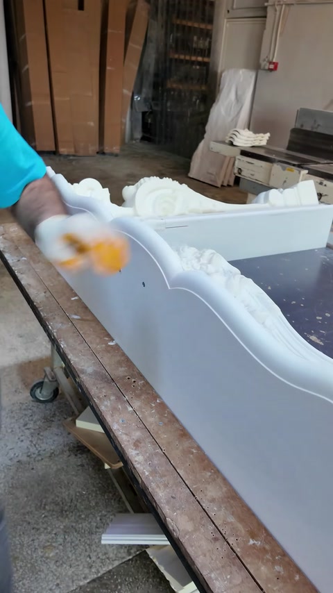 Il piano superiore viene posizionato con cura sulla struttura decorata del camino