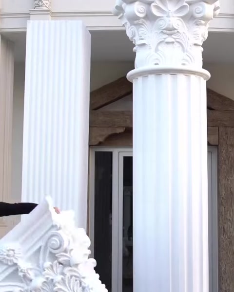 Close-up of ornate Corinthian capital detail on column.