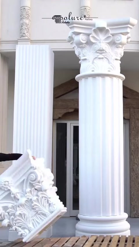 Close-up of ornate Corinthian capital detail on column.