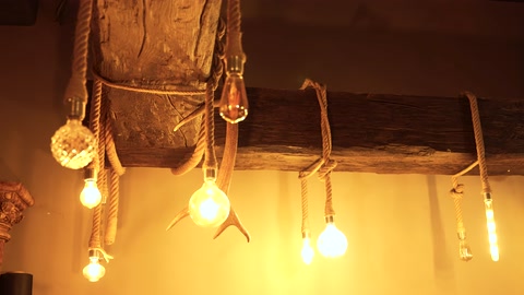 Travi rustiche a soffitto e illuminazione a diverse altezze