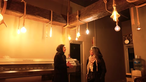 Area salotto e applicazione decorativa a soffitto nello showroom rustico