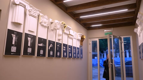 Corridoio dello showroom organizzato con pannelli prodotto e codici QR