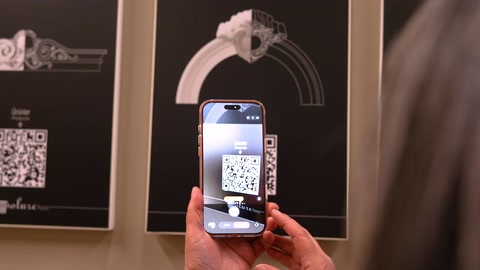 Un codice QR su un pannello dello showroom viene scansionato con un telefono