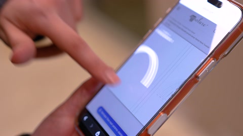 Le opzioni dei prodotti sul sito web vengono esaminate sullo schermo di un telefono