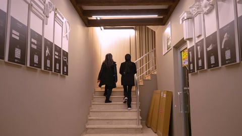 Area di passaggio dello showroom al piano superiore circondata da pannelli prodotto