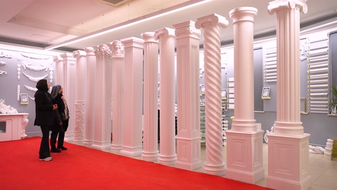 Sono esposte colonne decorative con fusti e capitelli diversi