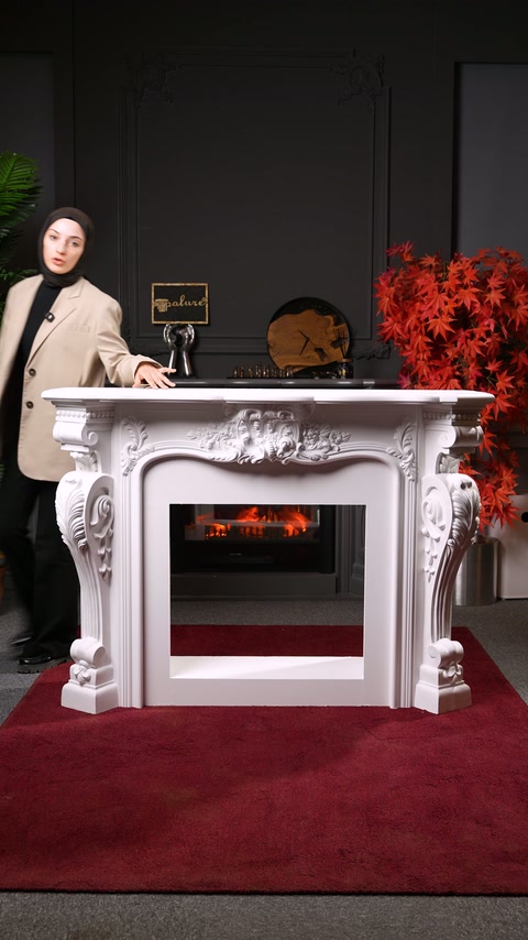 Il presentatore presenta il corpo decorativo del camino con serbatoio elettrico davanti.
