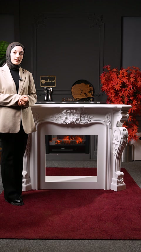 Il camino ornamentale con serbatoio di fiamme elettriche è presentato nella decorazione dello studio.