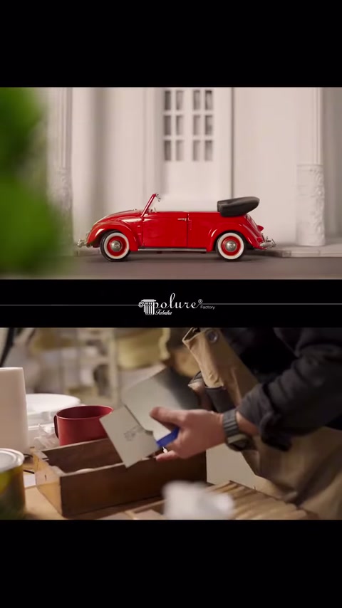 Maket villa önündeki araç detayıyla birlikte karton parça kesiliyor