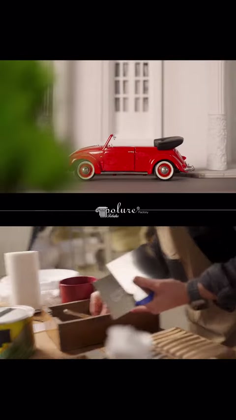Maket cephe için beyaz panel kesici aletle kenarından kesiliyor