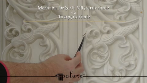 La superficie decorativa del separatore in poliuretano bianco mostra motivi in rilievo negli interni