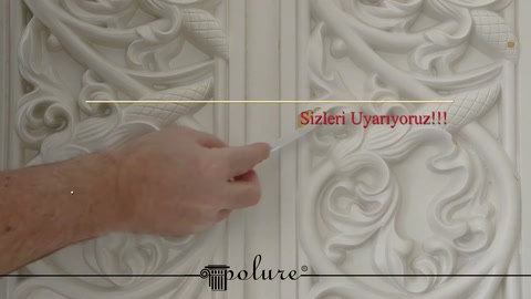 La mano indica la linea di giunzione verticale al centro del separatore decorativo