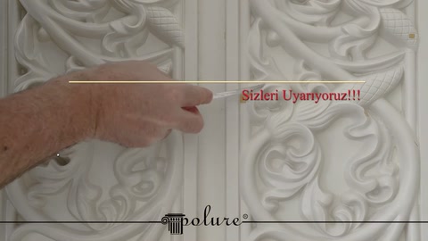 L'applicatore mostra il passaggio del disegno sulla superficie del separatore bianco con la mano