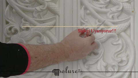 Il dito evidenzia il motivo inciso e la striscia liscia nel pannello in poliuretano