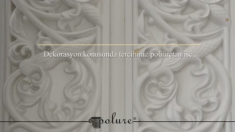 Si vedono i rilievi simmetrici del separatore decorativo bianco e la striscia centrale
