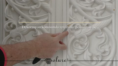 La mano ispeziona la finitura della vernice e i bordi del motivo sulla superficie del separatore