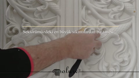 L'applicatore mostra da vicino la giunzione centrale del separatore decorativo con motivi